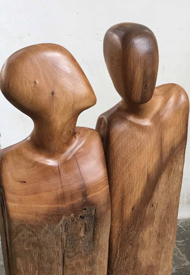 Holzskulptur mit zwei Figuren aus der Kulturkirche St. Jakob in Stralsund
